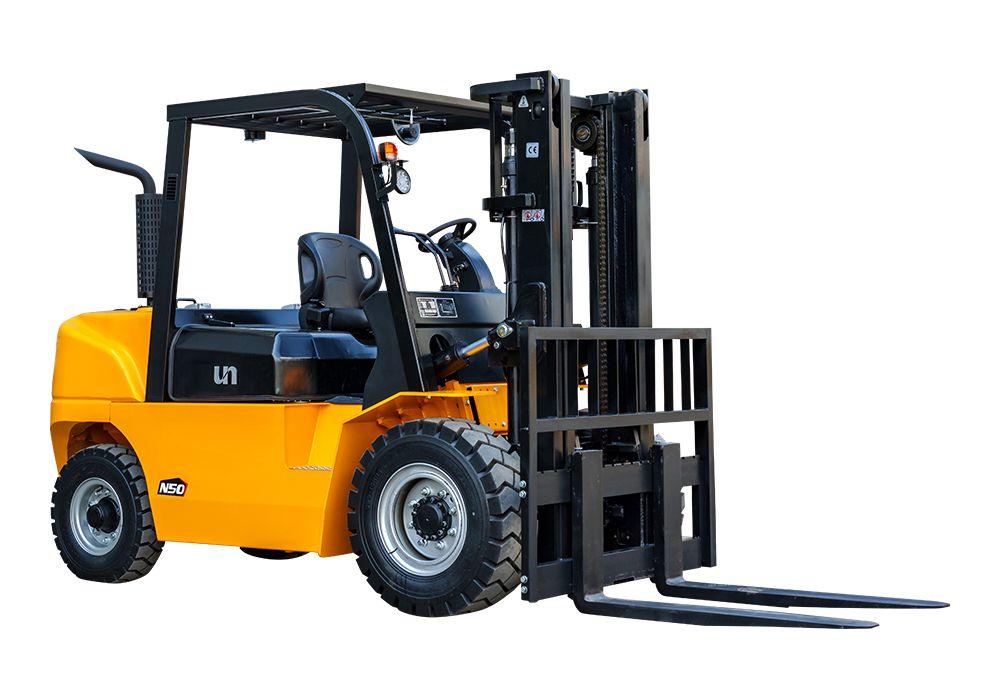 What factors influence the range and run time of an electric forklift on a single charge?