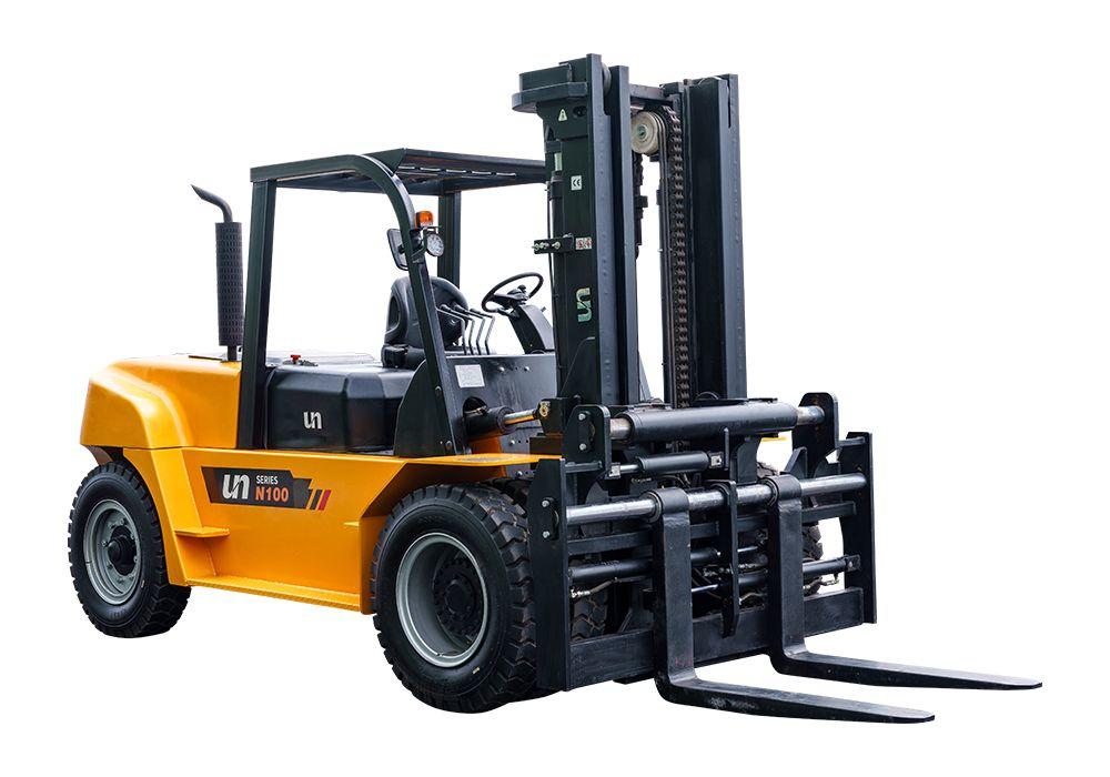 How is the mast of a forklift truck designed, and what are the considerations for mast height and lifting height?