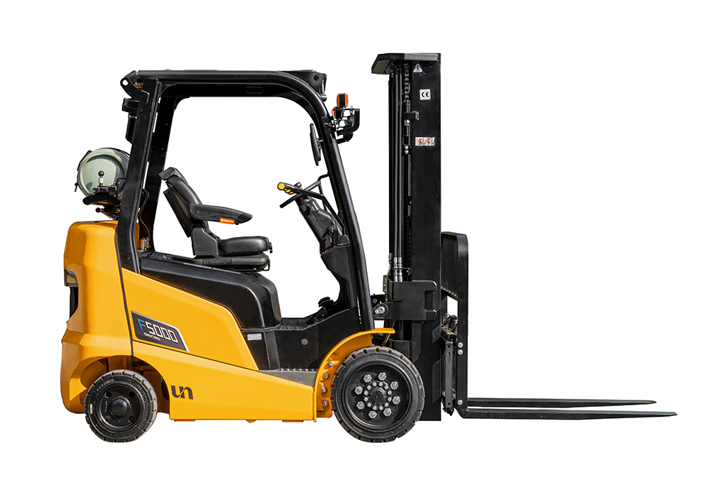 How does a forklift truck lift and transport loads, and what mechanisms are involved in the lifting process?